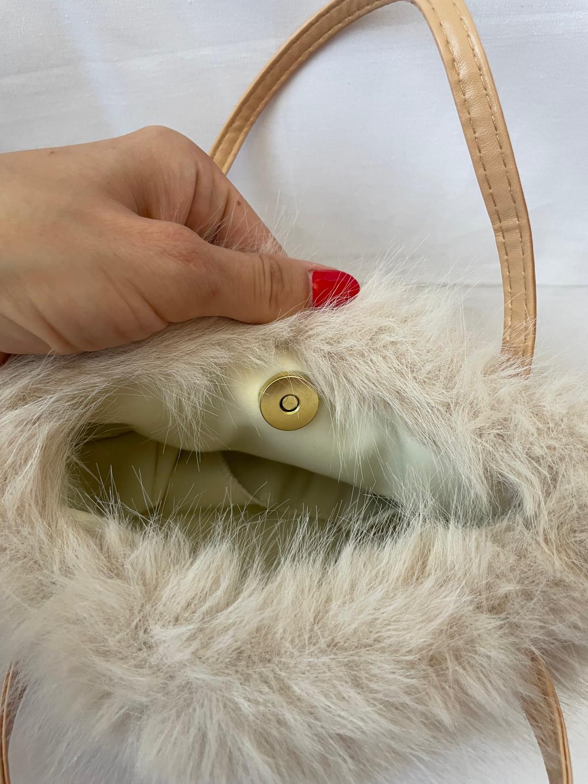 Yuki  Fake Fur Handtasche in beige