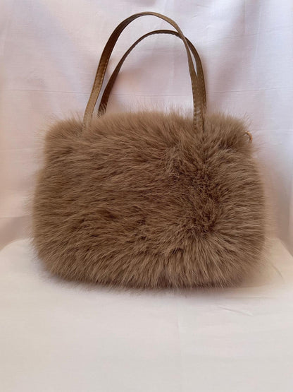 Yuki Fake Fur Handtasche in mocha mousse