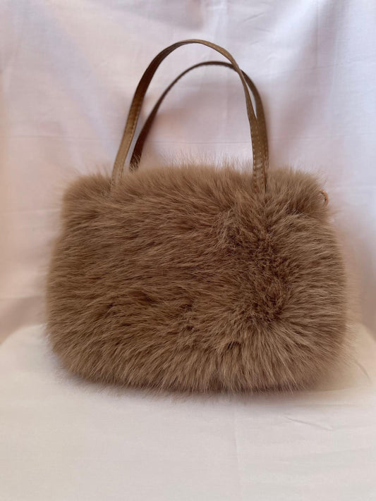 Yuki Fake Fur Handtasche in mocha mousse