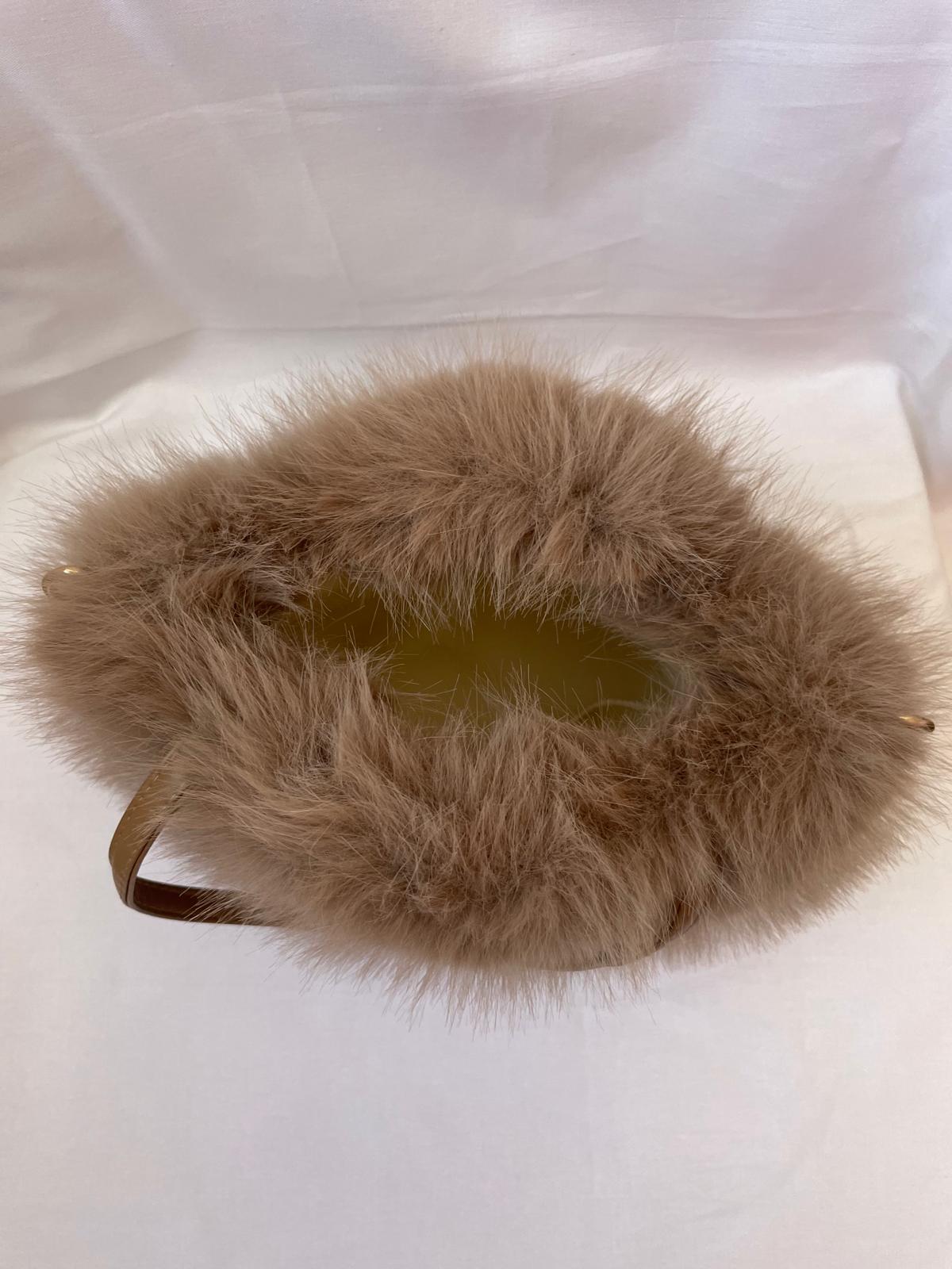 Yuki Fake Fur Handtasche in mocha mousse