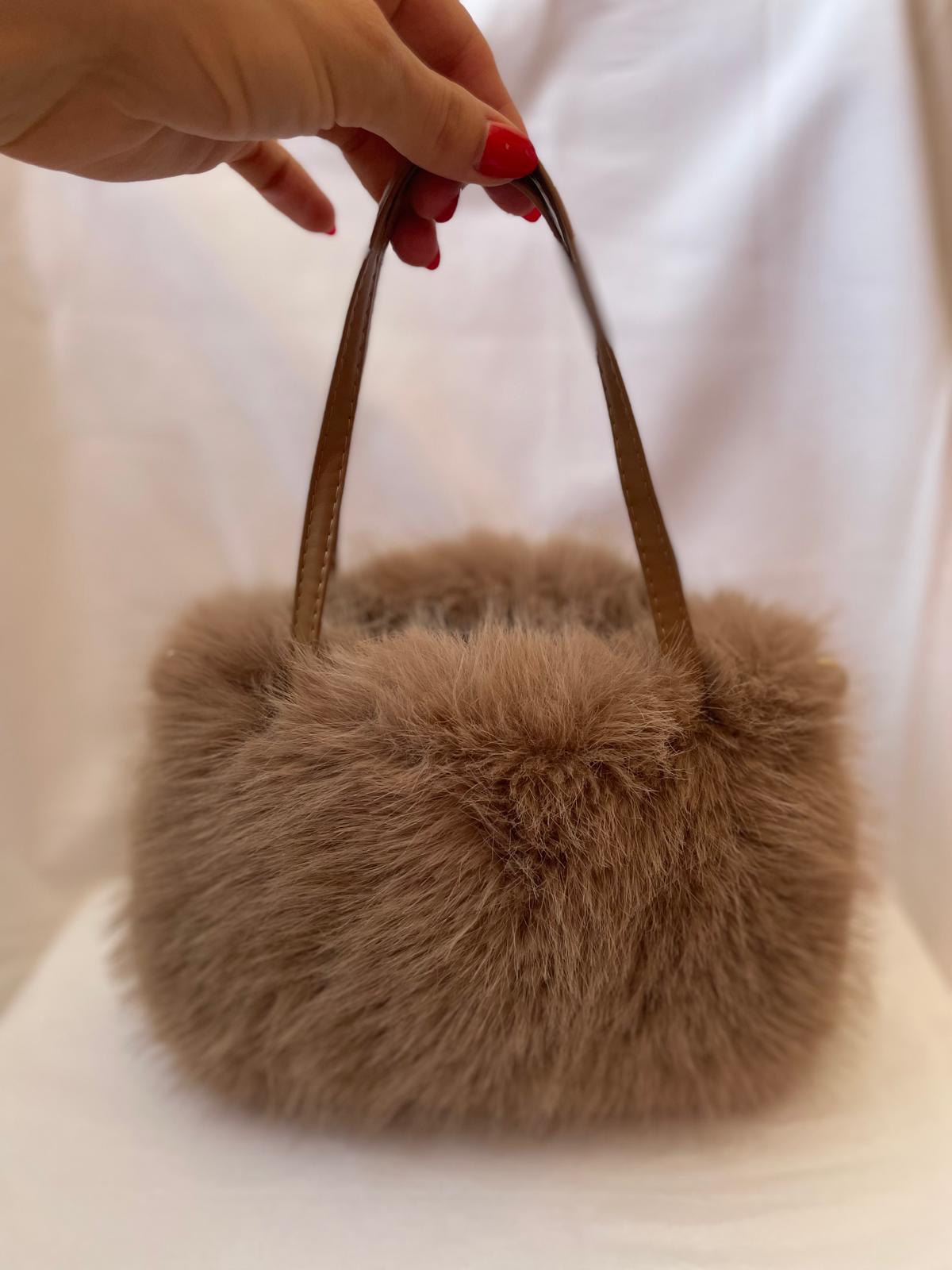 Yuki Fake Fur Handtasche in mocha mousse