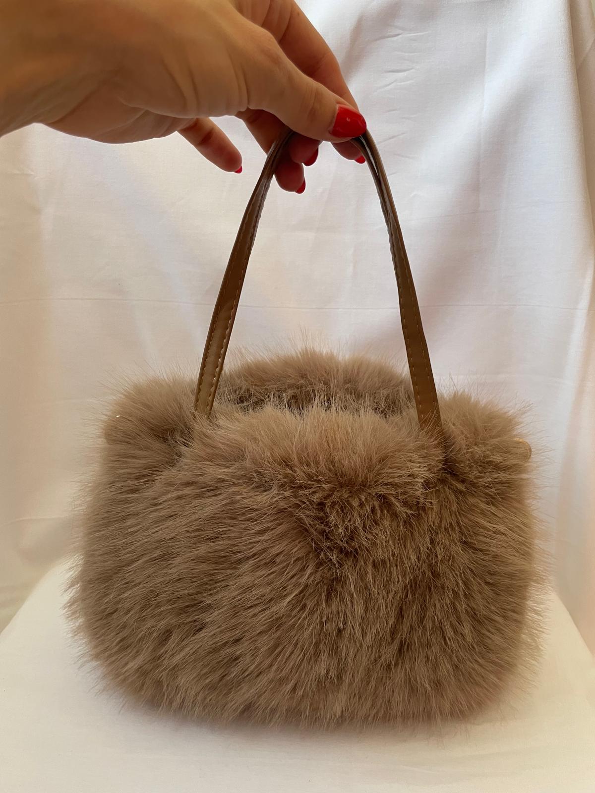 Yuki Fake Fur Handtasche in mocha mousse