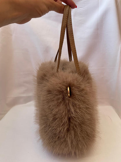 Yuki Fake Fur Handtasche in mocha mousse