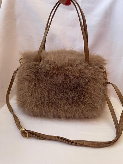 Yuki Fake Fur Handtasche in mocha mousse