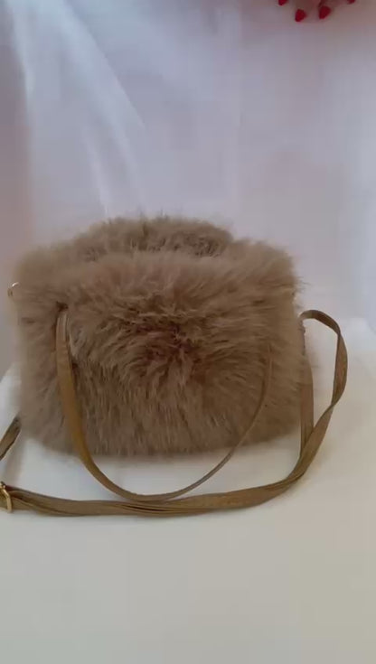 Yuki Fake Fur Handtasche in mocha mousse
