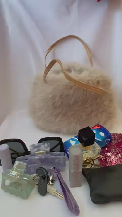 Yuki  Fake Fur Handtasche in beige